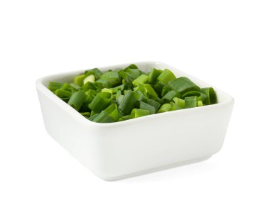 Taze doğranmış yeşil soğan beyaz kasede izole edilmiş.