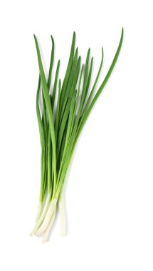 Taze yeşil soğanlar beyaza izole edilmiş, üst manzara