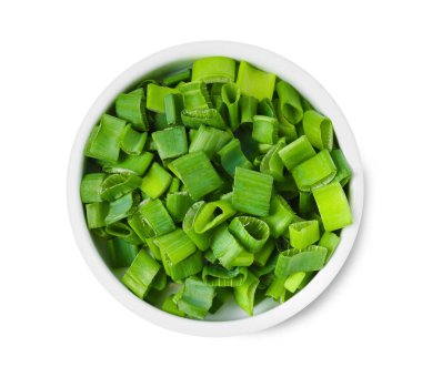 Taze doğranmış yeşil soğan kasede, beyaz manzarada izole edilmiş.