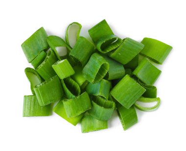 Taze doğranmış taze soğan yığını, beyaz manzarada izole edilmiş.