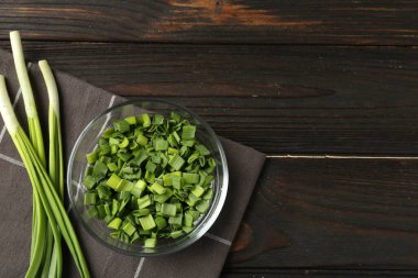 Taze yeşil soğanları ahşap masada düz bir şekilde doğradım. Metin için boşluk