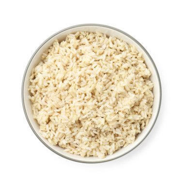 Lezzetli kahverengi pirinç kasede, beyaz manzarada izole edilmiş.