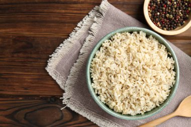 Tahta masada servis edilen lezzetli kahverengi pirinç. Metin için boşluk