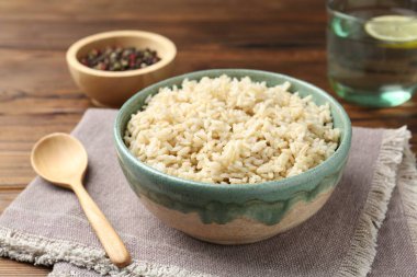 Tahta masada servis edilen lezzetli kahverengi pirinç, yakın plan.