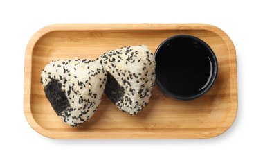 Pirinç topları (onigiri) ve soya sosu beyaz üzerine izole edilmiş, üst manzara. Geleneksel Japon yemeği