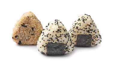 Pirinç topları (onigiri) beyaz üzerine izole edilmiş. Geleneksel Japon yemeği