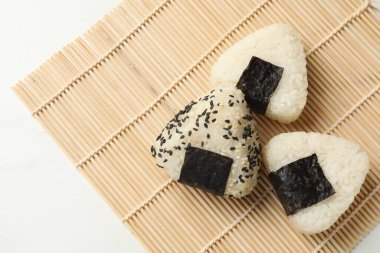 Pirinç topları (onigiri) açık masa, düz yatak ve metin için alan üzerinde. Geleneksel Japon yemeği