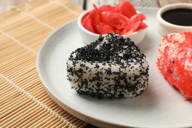 Lezzetli tobiko onigiri (Japon pirinç topları) masada servis edilir, yakın plan.