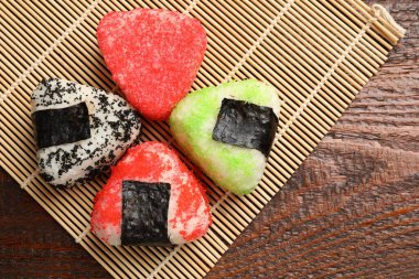 Lezzetli tobiko onigiri (Japon pirinç topları) ahşap masa üzerinde servis edilir.