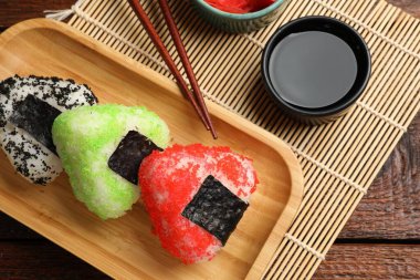 Lezzetli tobiko onigiri (Japon pirinç topları) ahşap masada servis edilir.