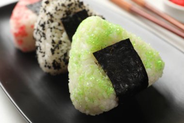 Lezzetli tobiko onigiri (Japon pirinç topları) ışık masasında servis edilir.