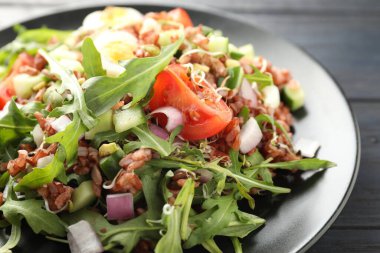 Siyah ahşap masada kahverengi pirinçli leziz salata, yakın plan.