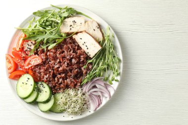 Beyaz ahşap masa üzerinde kahverengi pirinçli nefis salata, üst manzara. Metin için boşluk