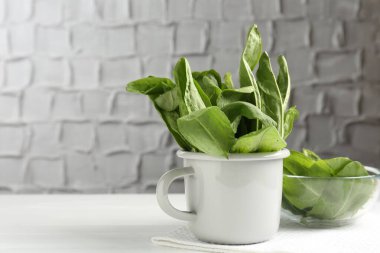 Beyaz ahşap masada kupada taze kuş sürüsü, yakın plan. Metin için boşluk