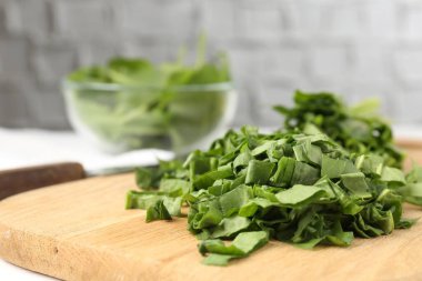 Beyaz masada taze kuş sürüsü kes, yakın plan.