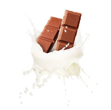 Lezzetli çikolata parçaları ve beyaz arka planda havadaki süt damlaları