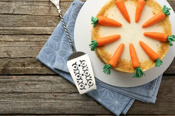 Lezzetli ev yapımı havuçlu kek ve sunucu ahşap masa, üst manzara. Metin için boşluk