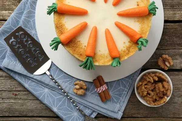 Tahta masada servis edilen nefis ev yapımı havuçlu kek.