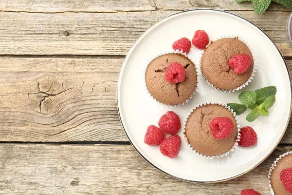 Ahududulu lezzetli çörekler ve ahşap masa üzerinde nane şekeri, düz yatak. Metin için boşluk