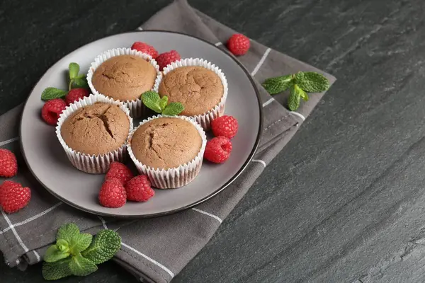 Ahududu ve nane aromalı nefis çörekler, koyu dokulu masa, yakın plan. Metin için boşluk