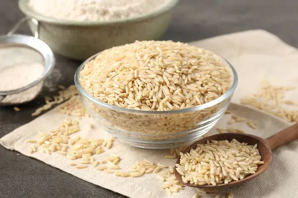 Esmer pirinç, un ve elek gri masada, yakın plan.