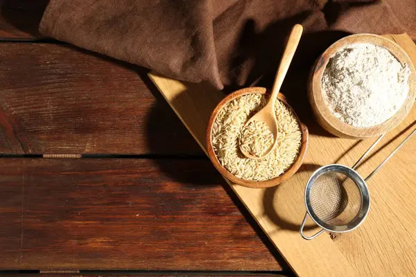 Esmer pirinç, un ve kevgir tahta masada, düz yatıyordu. Metin için boşluk