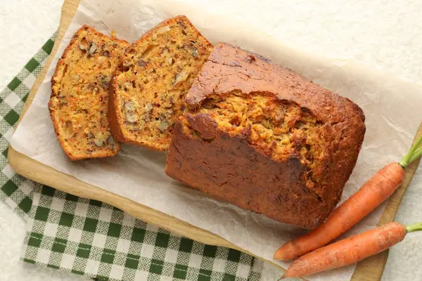 Ev yapımı havuçlu kek, fındıklı ve sebzeli.