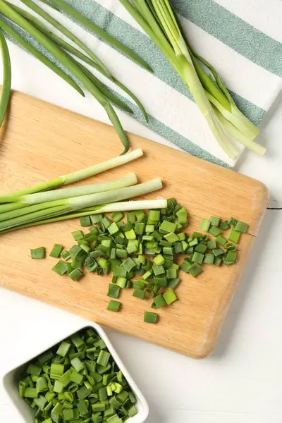 Taze yeşil soğanları beyaz ahşap masada, düz yatıyordu.