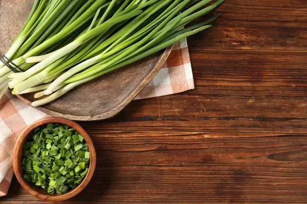 Tahta masada taze taze soğan, düz. Metin için boşluk