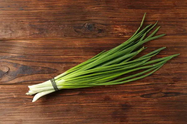 Tahta masada taze taze soğanlar, üst manzara.