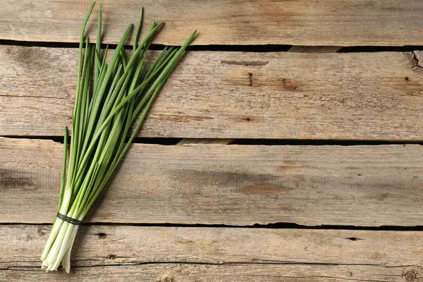 Tahta masada taze taze soğan, üst manzara. Metin için boşluk