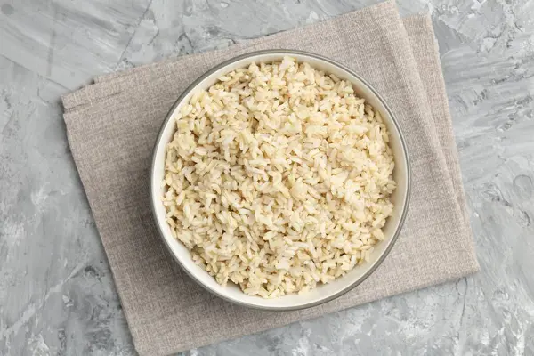 Gri desenli masada servis edilen lezzetli kahverengi pirinç.