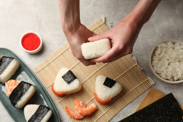 Onigiri yapan kadın (Japon pirinç topları) ışık masasında, üst manzara