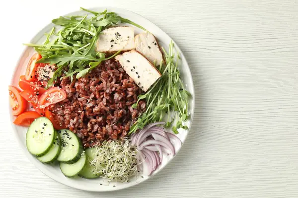 Beyaz ahşap masa üzerinde kahverengi pirinçli nefis salata, üst manzara. Metin için boşluk