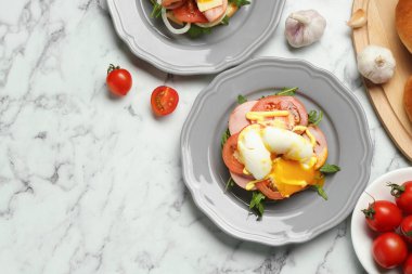 Beyaz mermer masada nefis bir brunch eşliğinde düz bir kompozisyon. Metin için boşluk