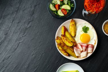 Düz kompozisyon ve koyu dokulu masada lezzetli bir brunch. Metin için boşluk