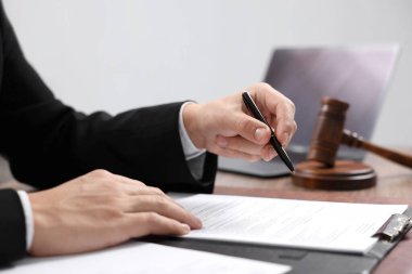 Ofisteki masada noter imzalı belge, yakın plan