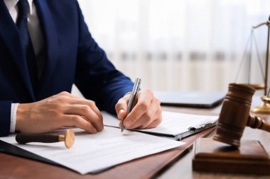 Ofisteki masada noter imzalı belge, yakın plan