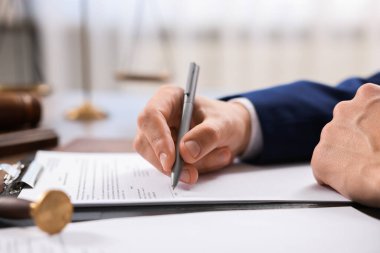 Ofisteki masada noter imzalı belge, yakın plan