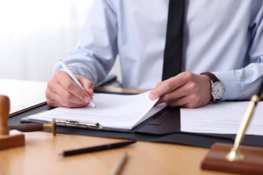 Ofisteki masada noter imzalı belge, yakın plan