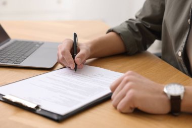 Ofisteki ahşap masada noter imzalı belge, yakın plan