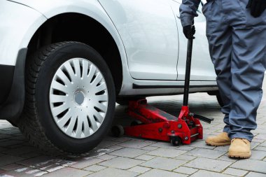 Otomatik mekanik makaslı araba kaldırma açık havada, yakın çekim