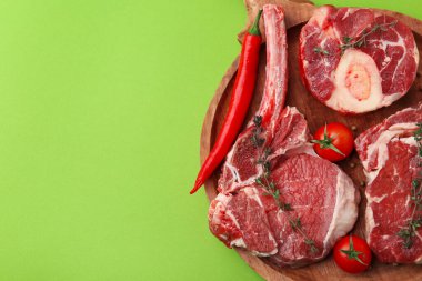 Çiğ sığır eti, baharat ve ürünler yeşil masada, üst tarafta. Metin için boşluk