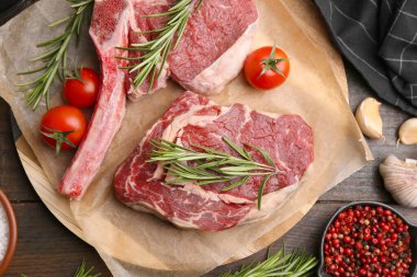 Çiğ et parçaları, ürünler ve baharatlar ahşap masa, düz yatıyordu.