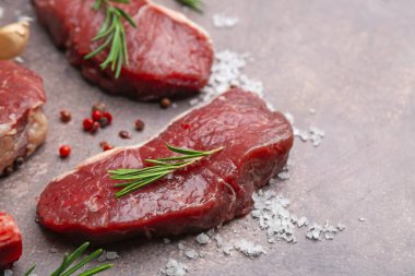 Çiğ et ve baharatlar kahverengi desenli masada, yakın plan. Metin için boşluk