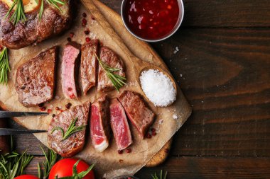 Lezzetli et parçaları, baharatlar ve ahşap masa üzerindeki sos, düz yatak. Metin için boşluk