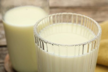 Lezzetli taze süt masada, yakın çekim manzaralı.