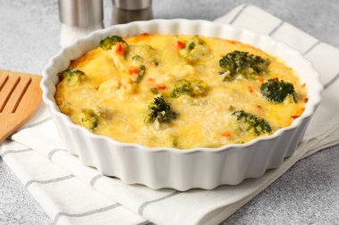 Işık masasında nefis sebze güveci, yakın plan.