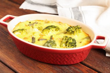 Ahşap masada nefis sebze güveci, yakın plan.