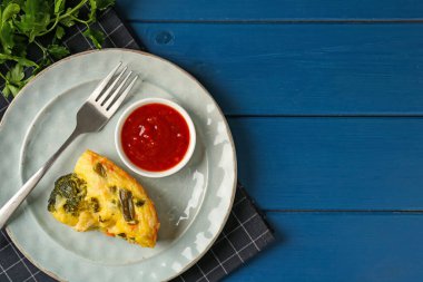 Lezzetli sebze güveci ve sosu mavi ahşap masa, üst manzara. Metin için boşluk